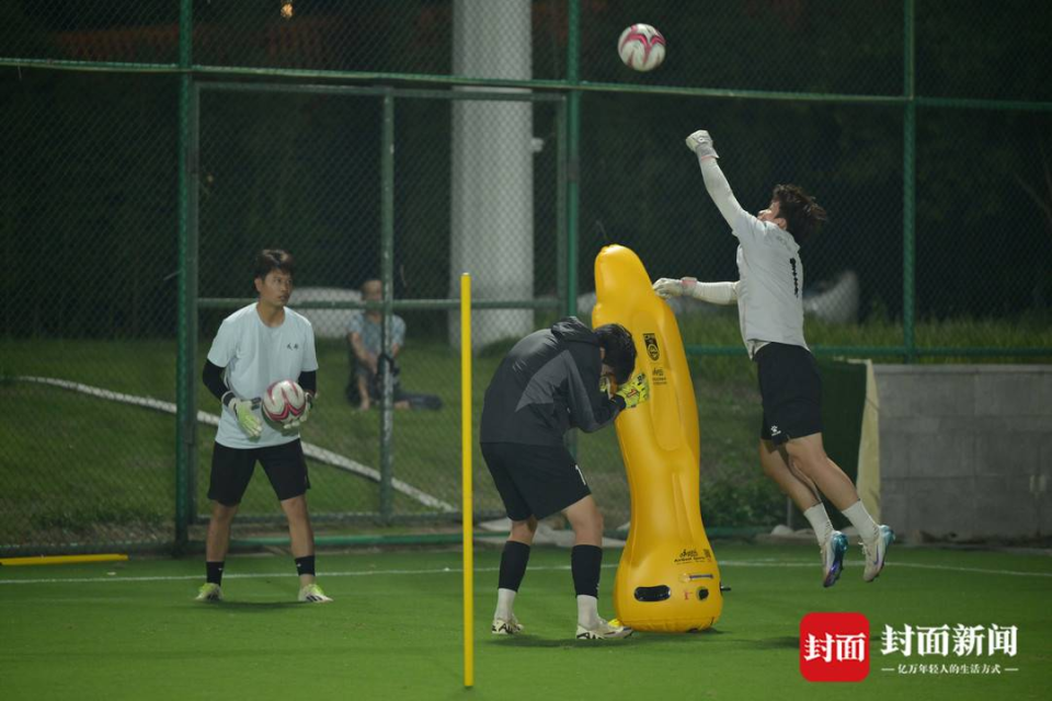 各种不服, 一只展翅雄 各种不服, 一只展翅雄